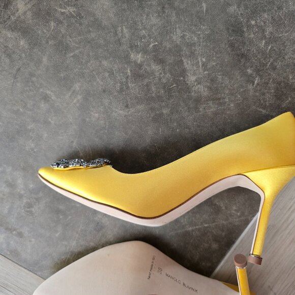 Manolo Blahnik 90mm Hangisi Pumps in yellow - Picture 10 of 16